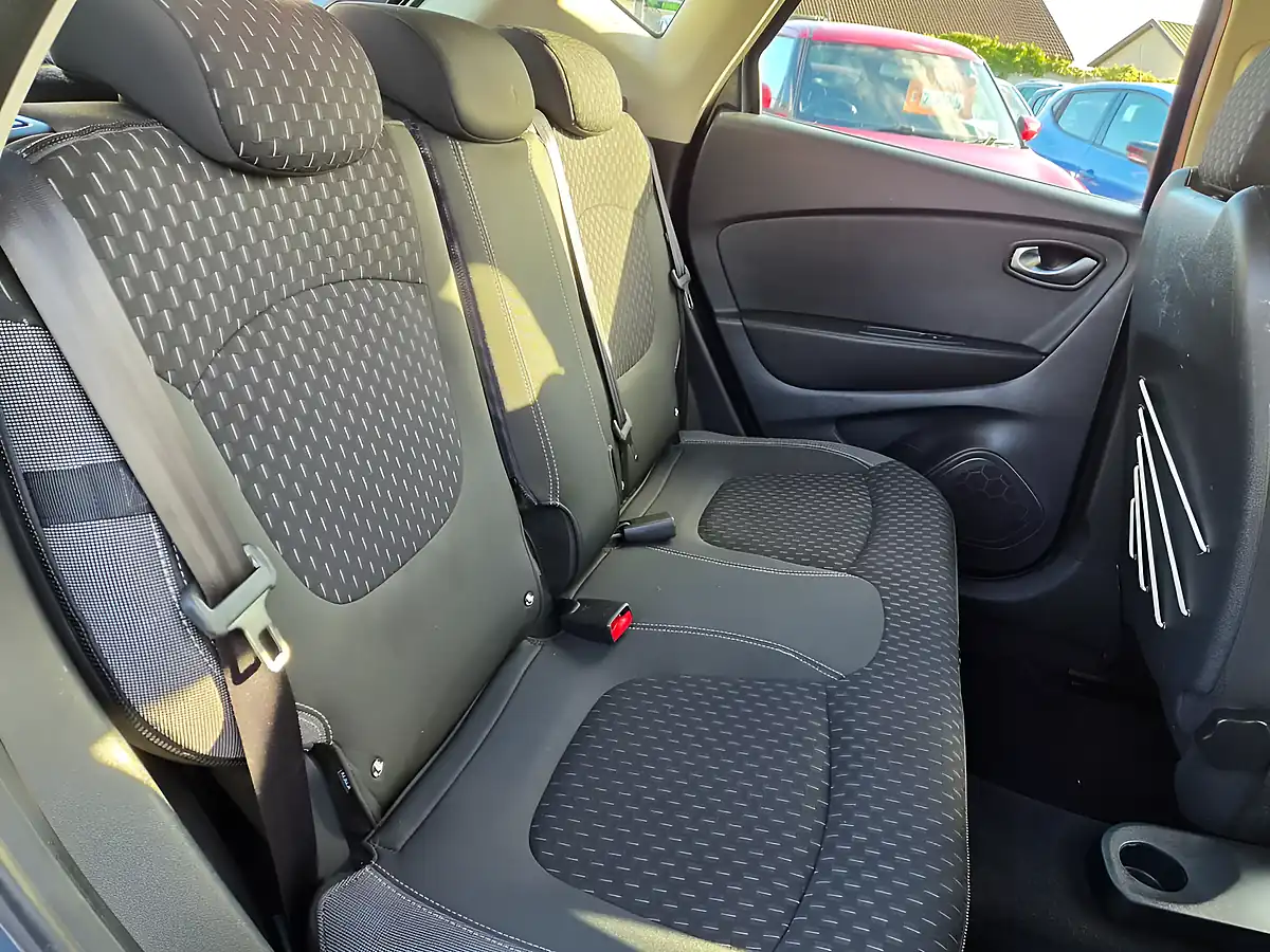 Used 2017 Renault Captur Dynamique Nav Boston Blue - Interior and Exterior details 14