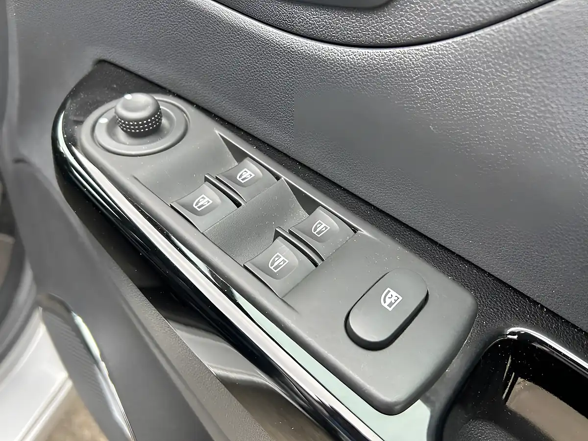 Used 2017 Renault Captur Dynamique Nav Silver - Interior and Exterior details 13
