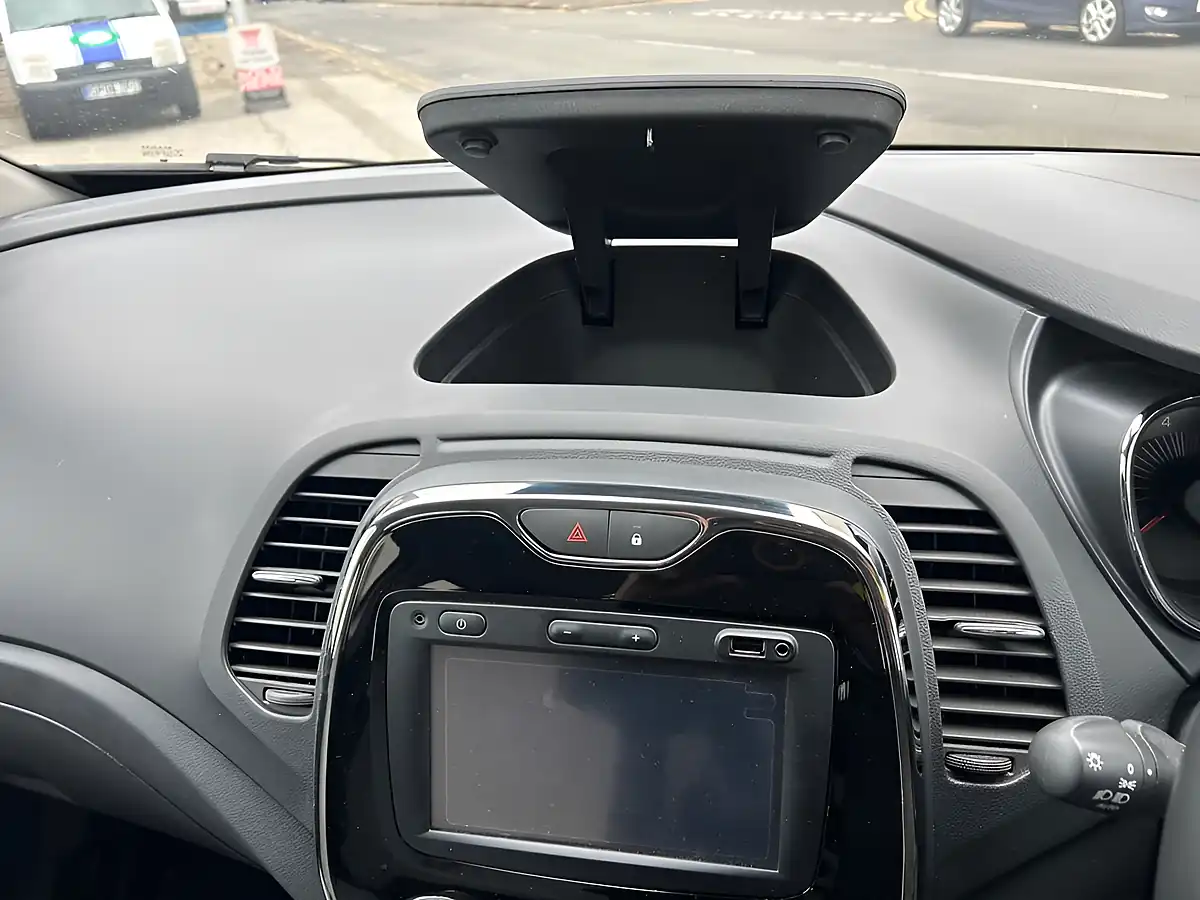 Used 2017 Renault Captur Dynamique Nav Silver - Interior and Exterior details 20