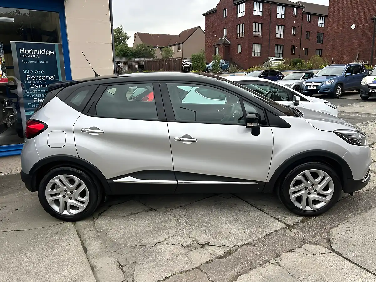 Used 2017 Renault Captur Dynamique Nav Silver - Interior and Exterior details 3