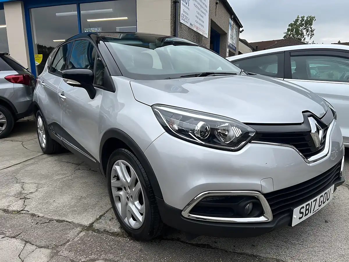 Used 2017 Renault Captur Dynamique Nav Silver - Interior and Exterior details 4