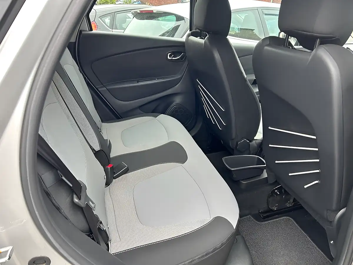 Used 2017 Renault Captur Dynamique Nav Silver - Interior and Exterior details 9