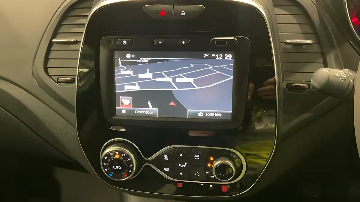 Used 2017 Renault Captur Dynamique Nav Silver - Interior and Exterior details 11