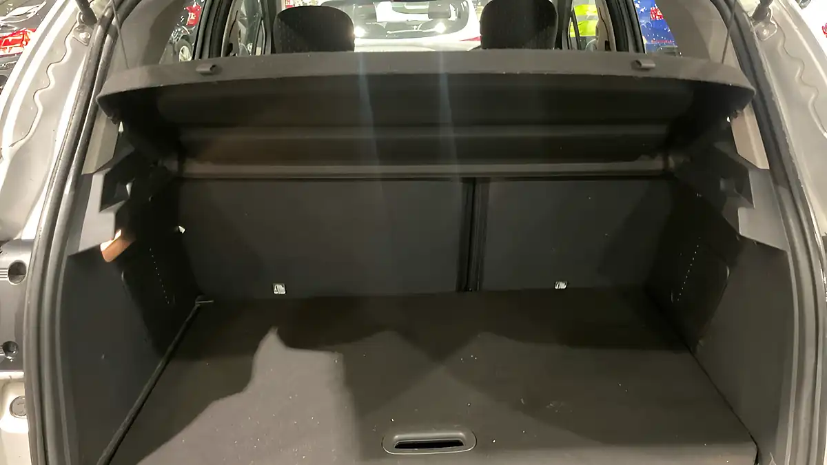 Used 2017 Renault Captur Dynamique Nav Silver - Interior and Exterior details 7