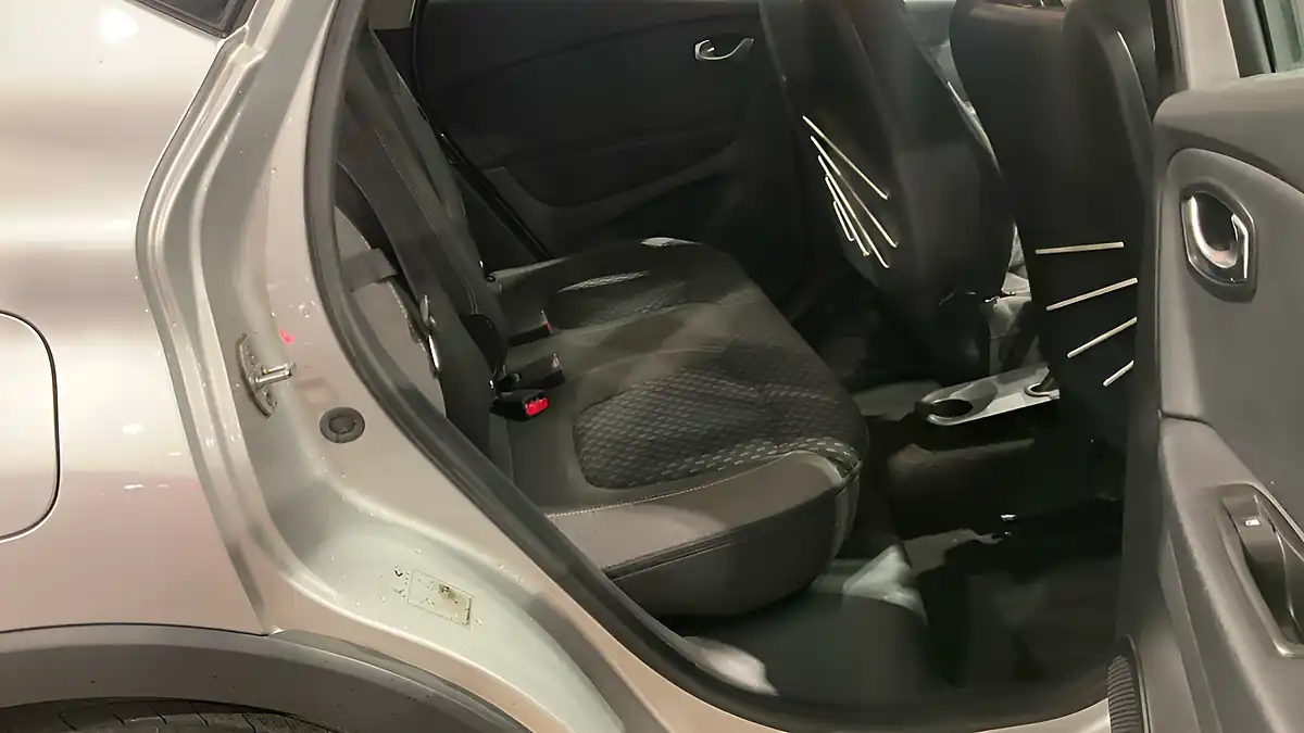 Used 2017 Renault Captur Dynamique Nav Silver - Interior and Exterior details 8