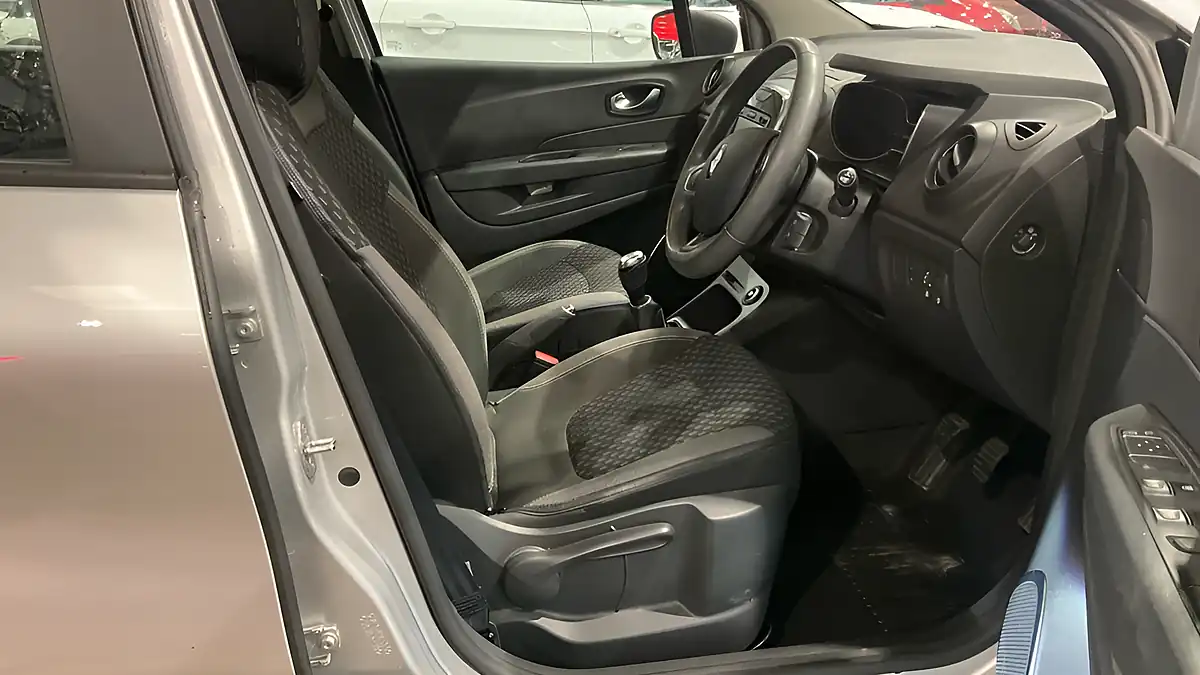 Used 2017 Renault Captur Dynamique Nav Silver - Interior and Exterior details 9