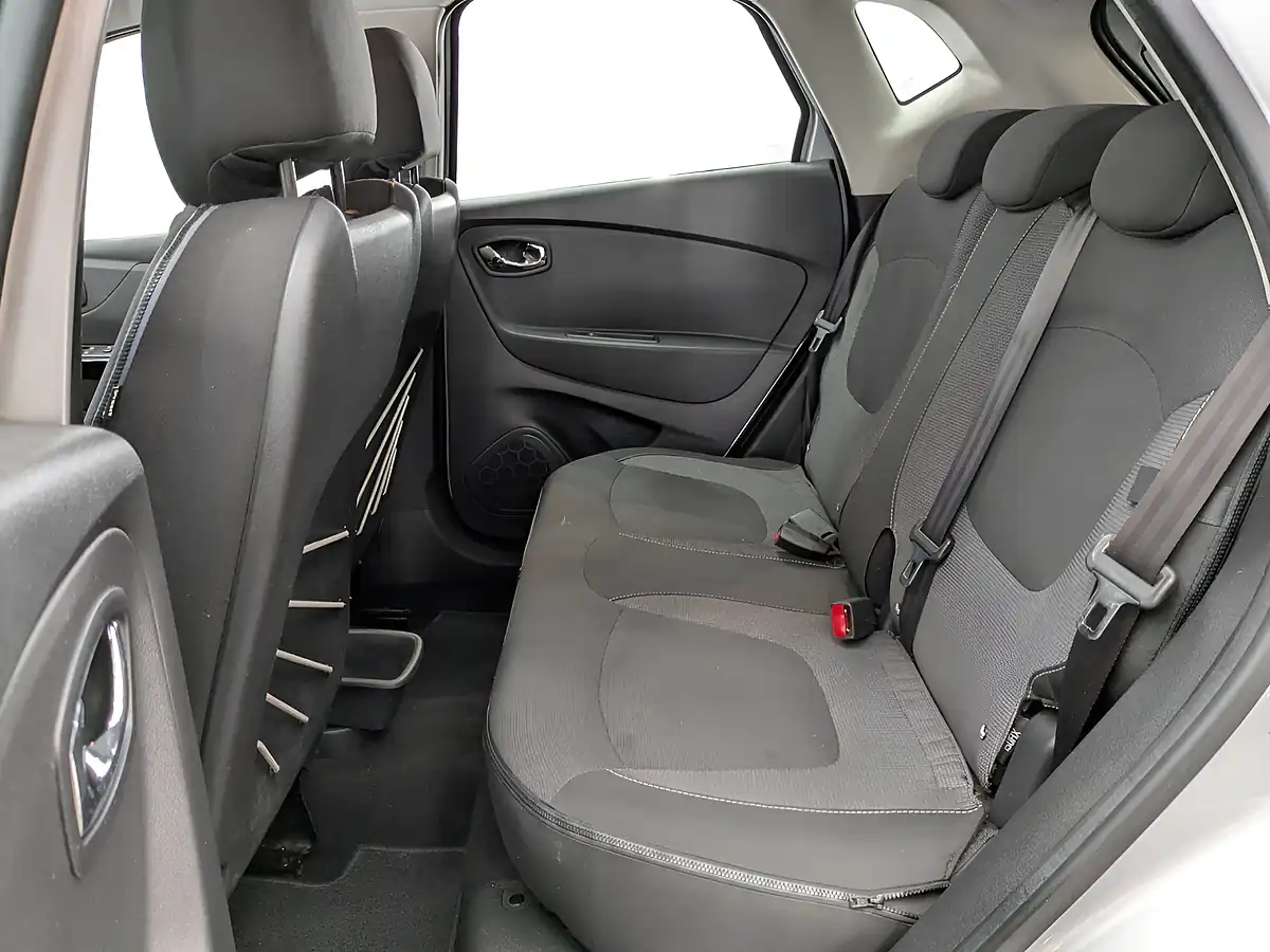 Used 2017 Renault Captur Dynamique Nav Silver - Interior and Exterior details 11