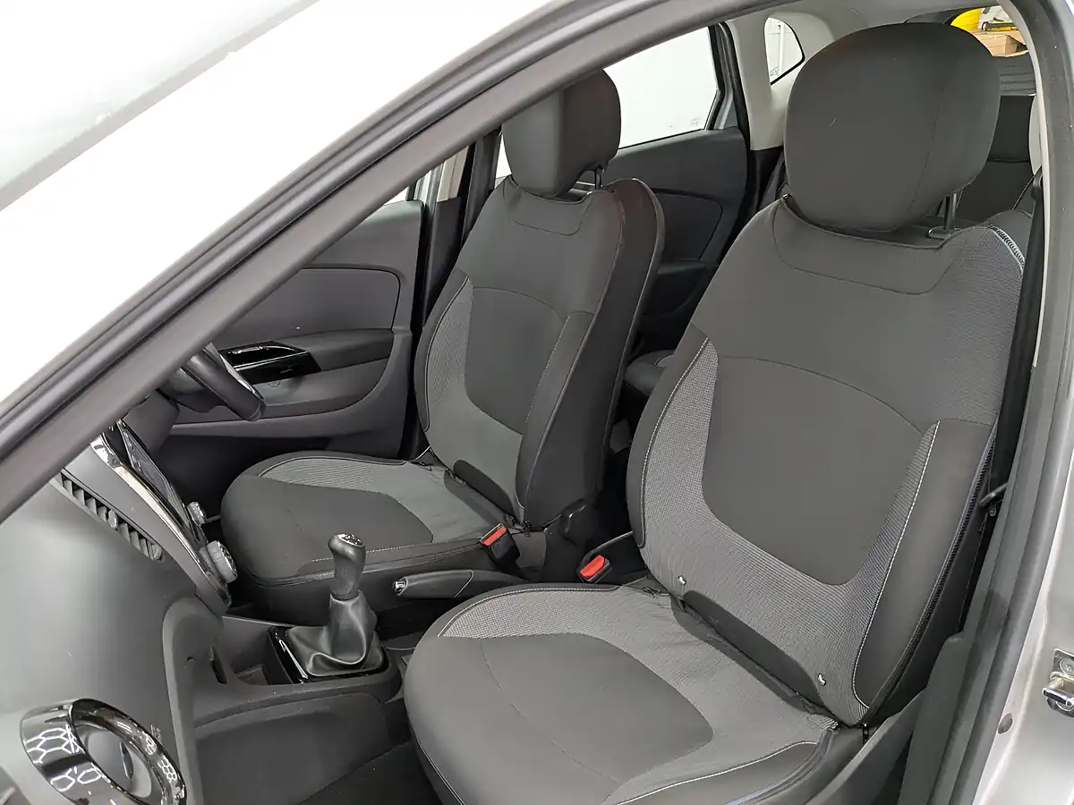 Used 2017 Renault Captur Dynamique Nav Silver - Interior and Exterior details 13