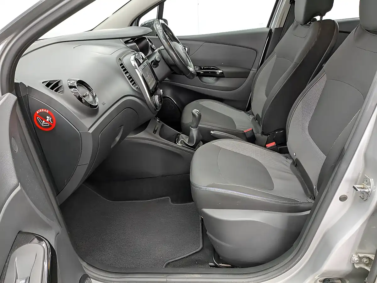 Used 2017 Renault Captur Dynamique Nav Silver - Interior and Exterior details 14
