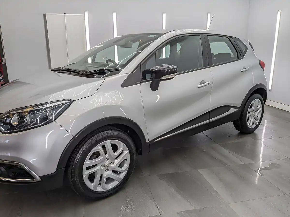 Used 2017 Renault Captur Dynamique Nav Silver - Interior and Exterior details 3