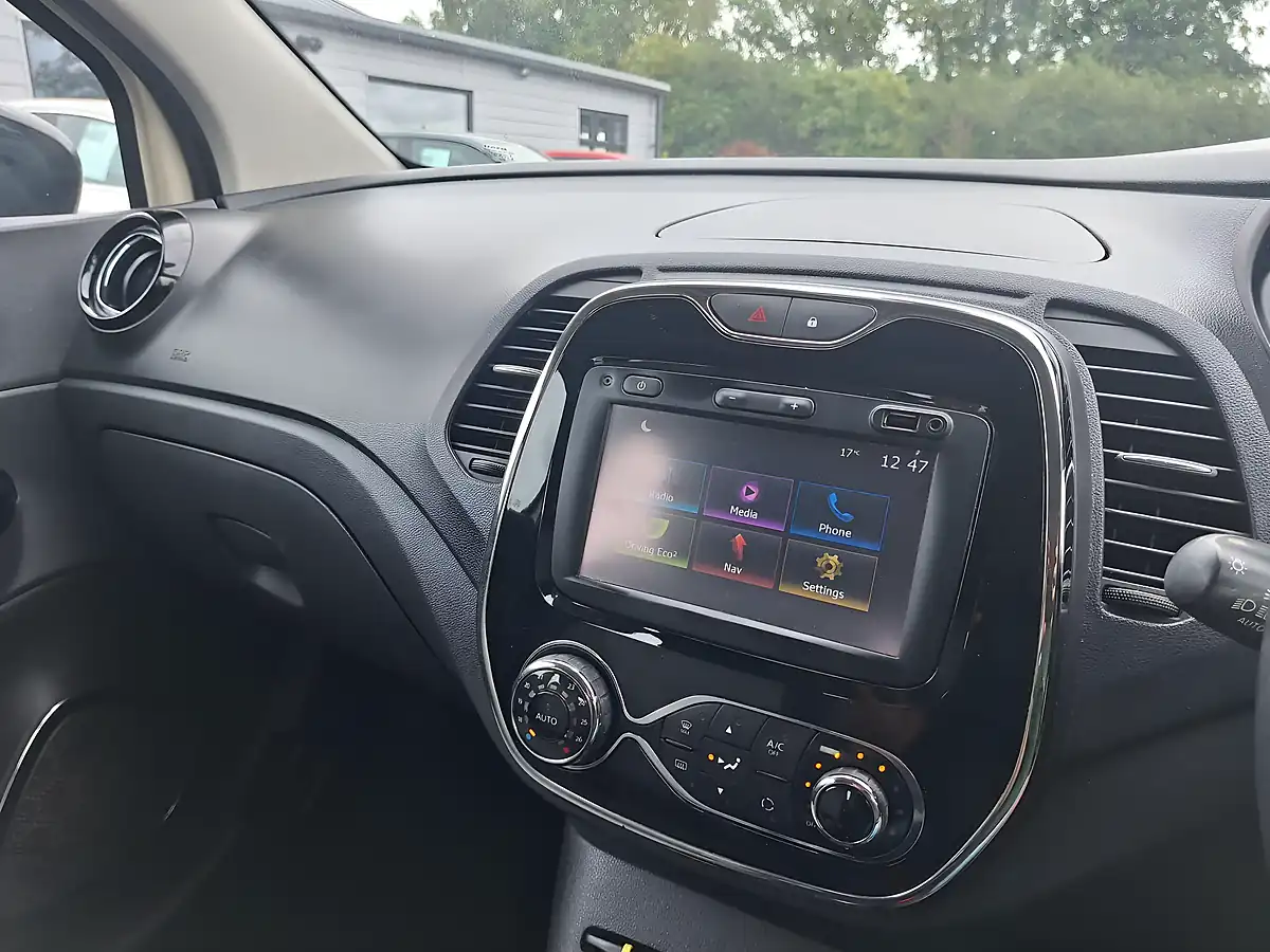 Used 2017 Renault Captur Dynamique Nav White - Interior and Exterior details 10