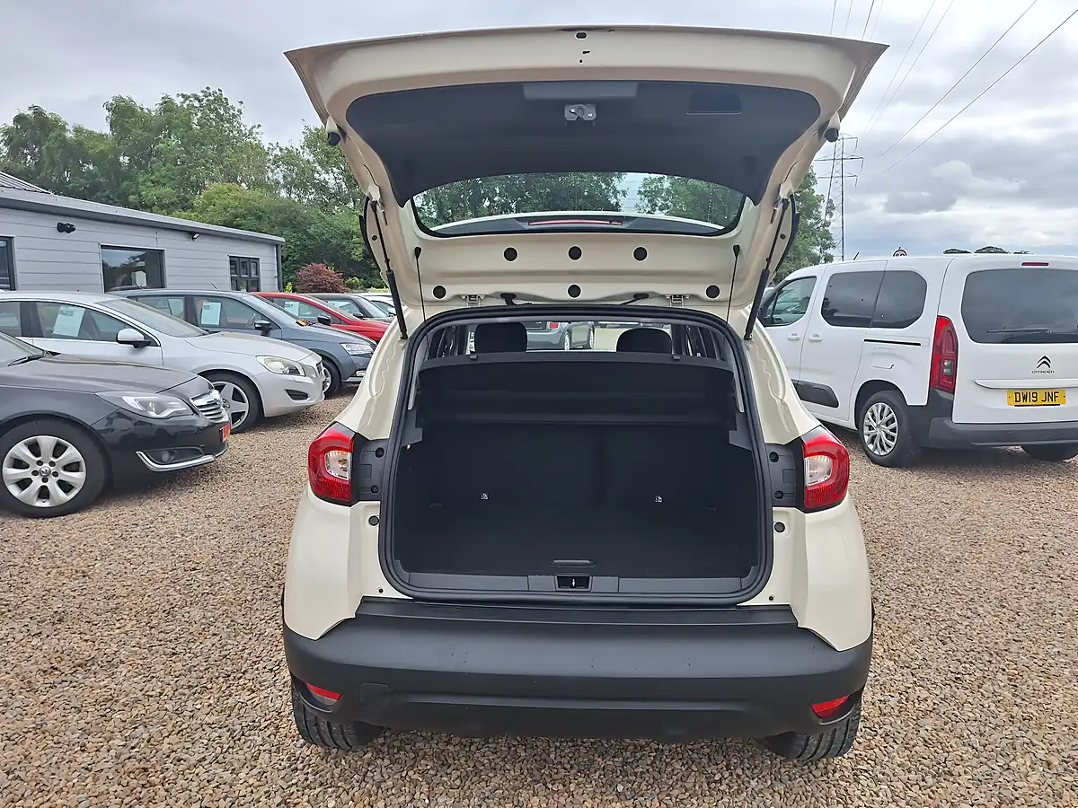 Used 2017 Renault Captur Dynamique Nav White - Interior and Exterior details 13