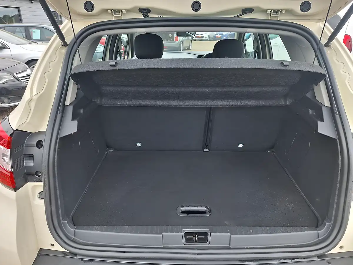 Used 2017 Renault Captur Dynamique Nav White - Interior and Exterior details 18