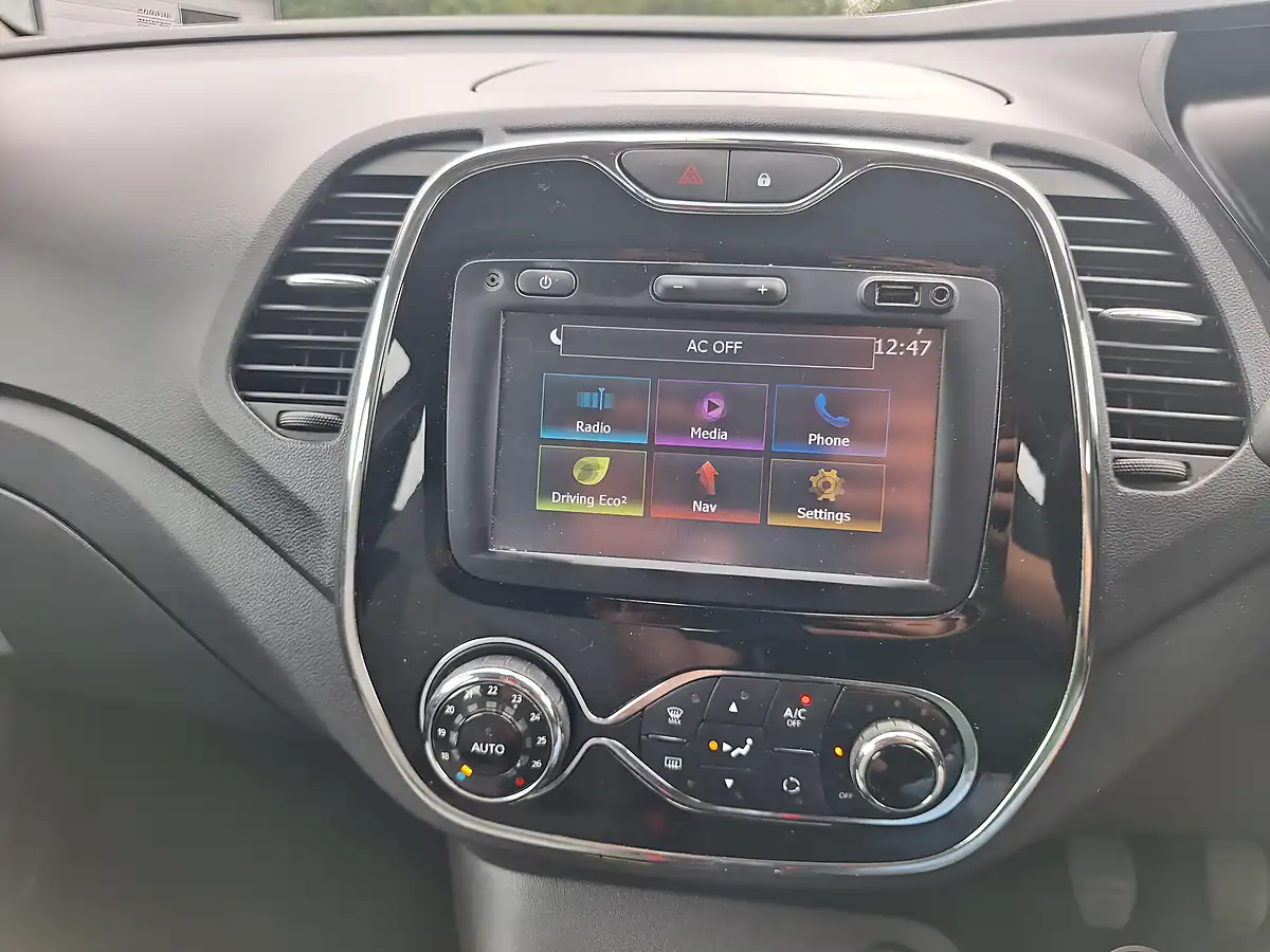 Used 2017 Renault Captur Dynamique Nav White - Interior and Exterior details 4
