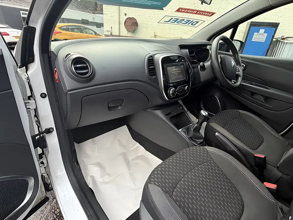 Used 2017 Renault Captur Dynamique Nav White - Interior and Exterior details 10
