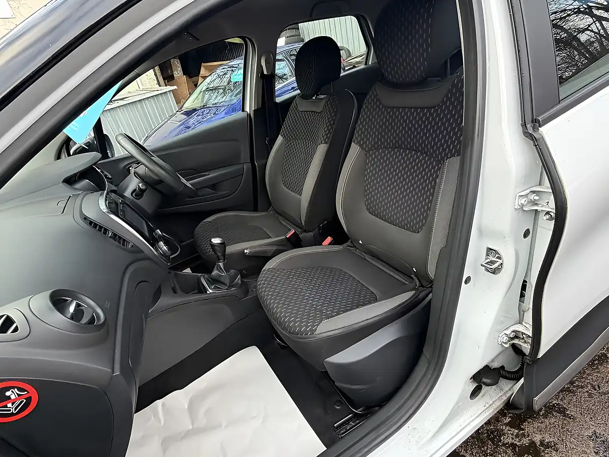 Used 2017 Renault Captur Dynamique Nav White - Interior and Exterior details 11