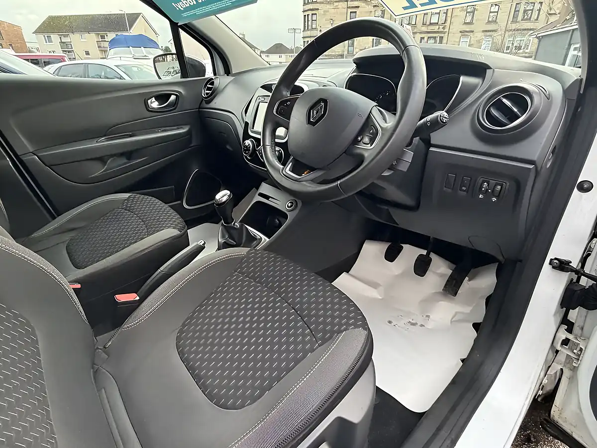 Used 2017 Renault Captur Dynamique Nav White - Interior and Exterior details 15