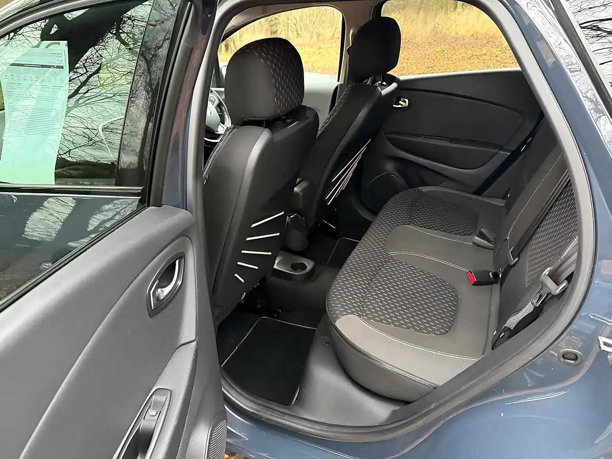 Used 2017 Renault Captur Dynamique S Nav Blue - Interior and Exterior details 10