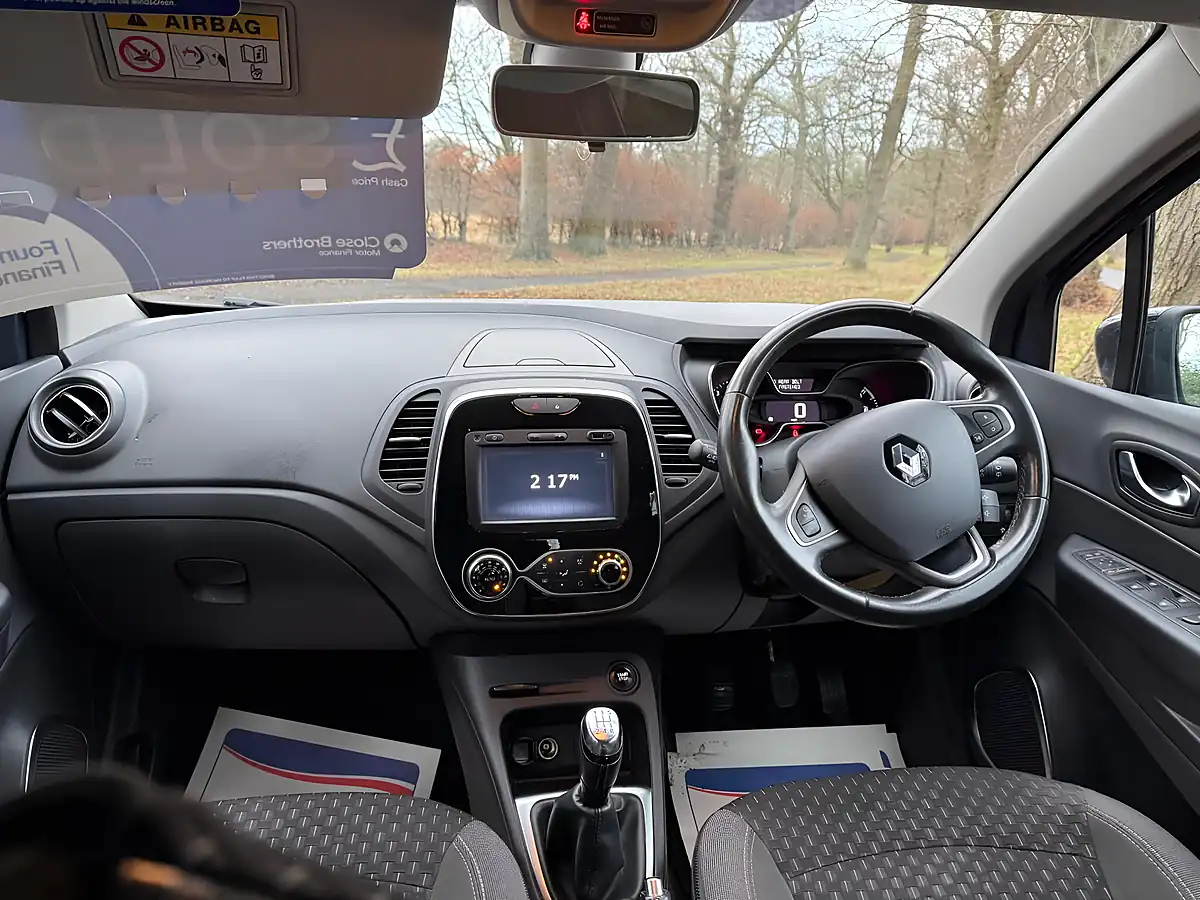 Used 2017 Renault Captur Dynamique S Nav Blue - Interior and Exterior details 11