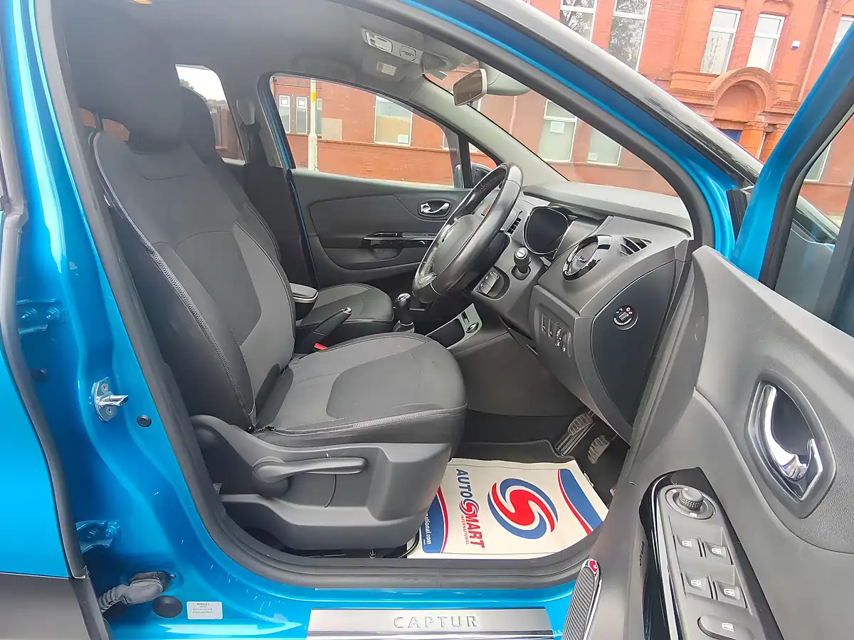 Used 2017 Renault Captur Dynamique S Nav Blue - Interior and Exterior details 8