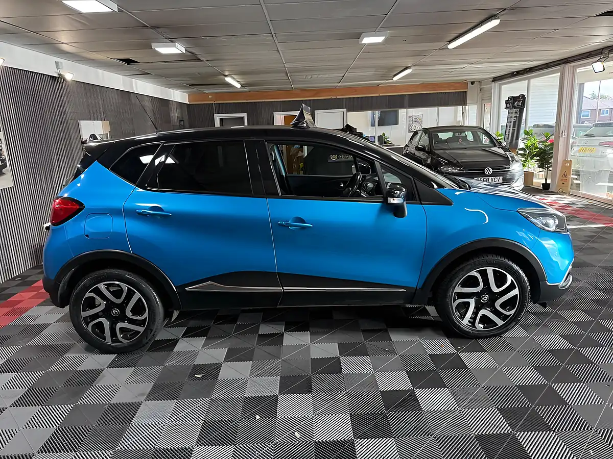 Used 2017 Renault Captur Dynamique S Nav Blue - Interior and Exterior details 9