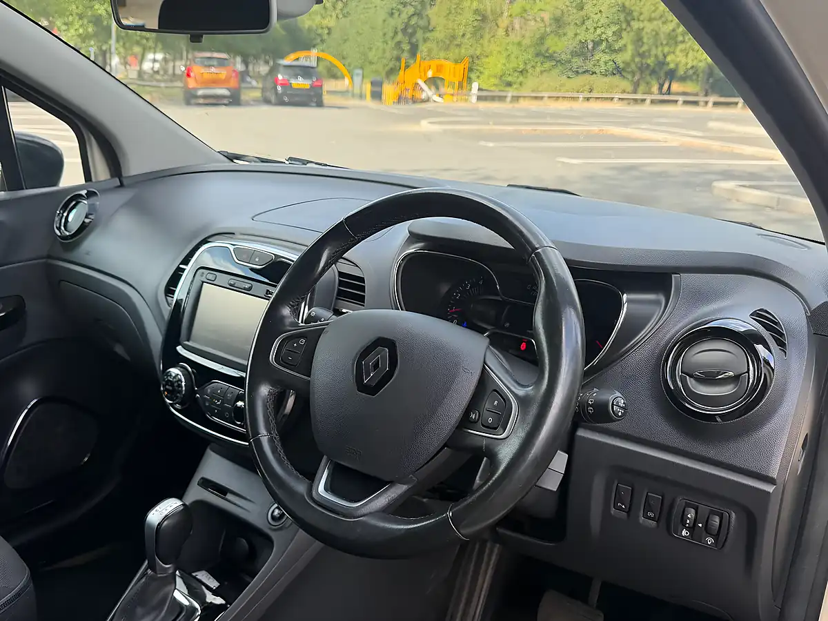 Used 2017 Renault Captur Dynamique S Nav Metallic Red - Interior and Exterior details 10