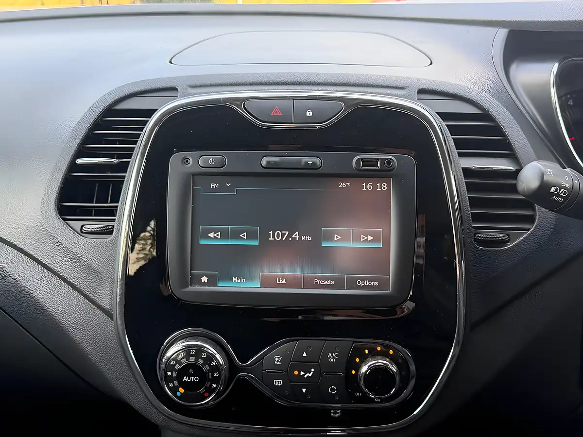 Used 2017 Renault Captur Dynamique S Nav Metallic Red - Interior and Exterior details 13