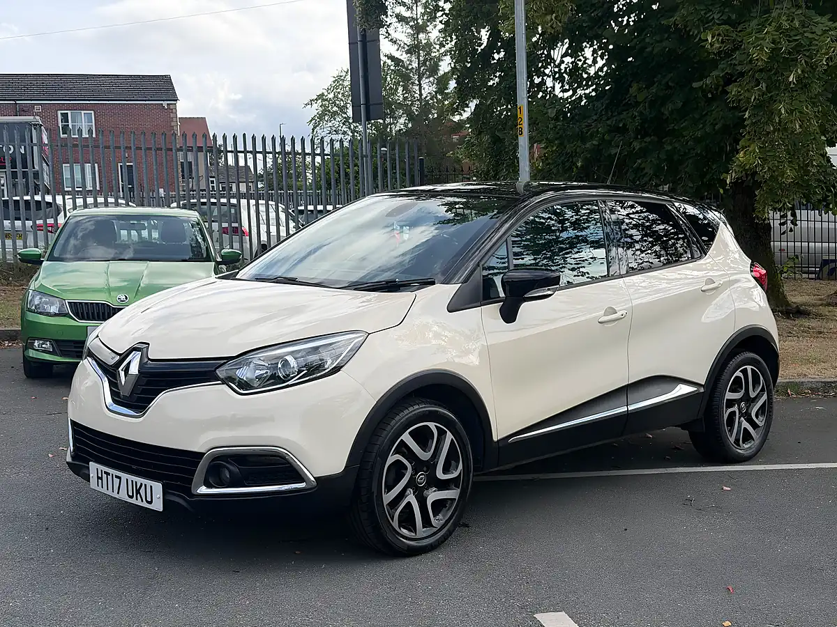 Used 2017 Renault Captur Dynamique S Nav Metallic Red - Interior and Exterior details 3