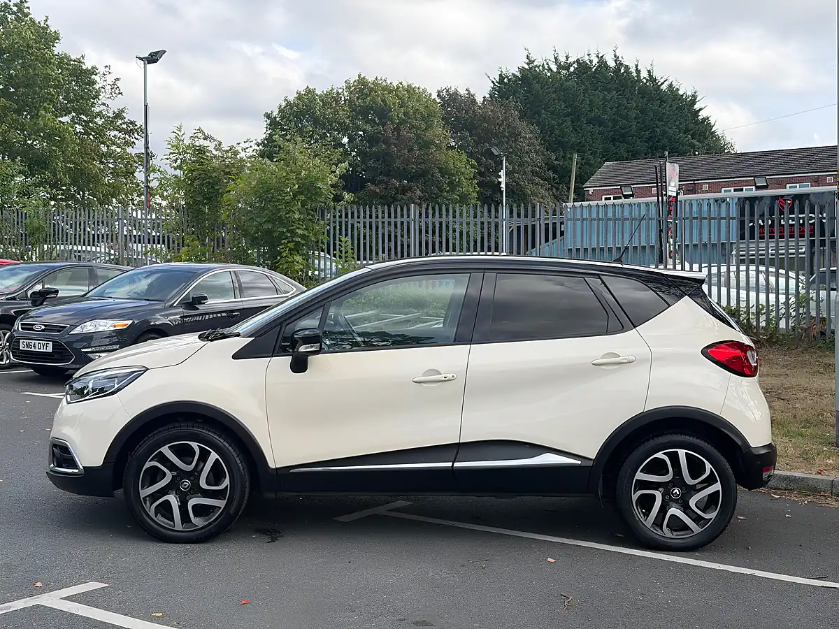 Used 2017 Renault Captur Dynamique S Nav Metallic Red - Interior and Exterior details 4