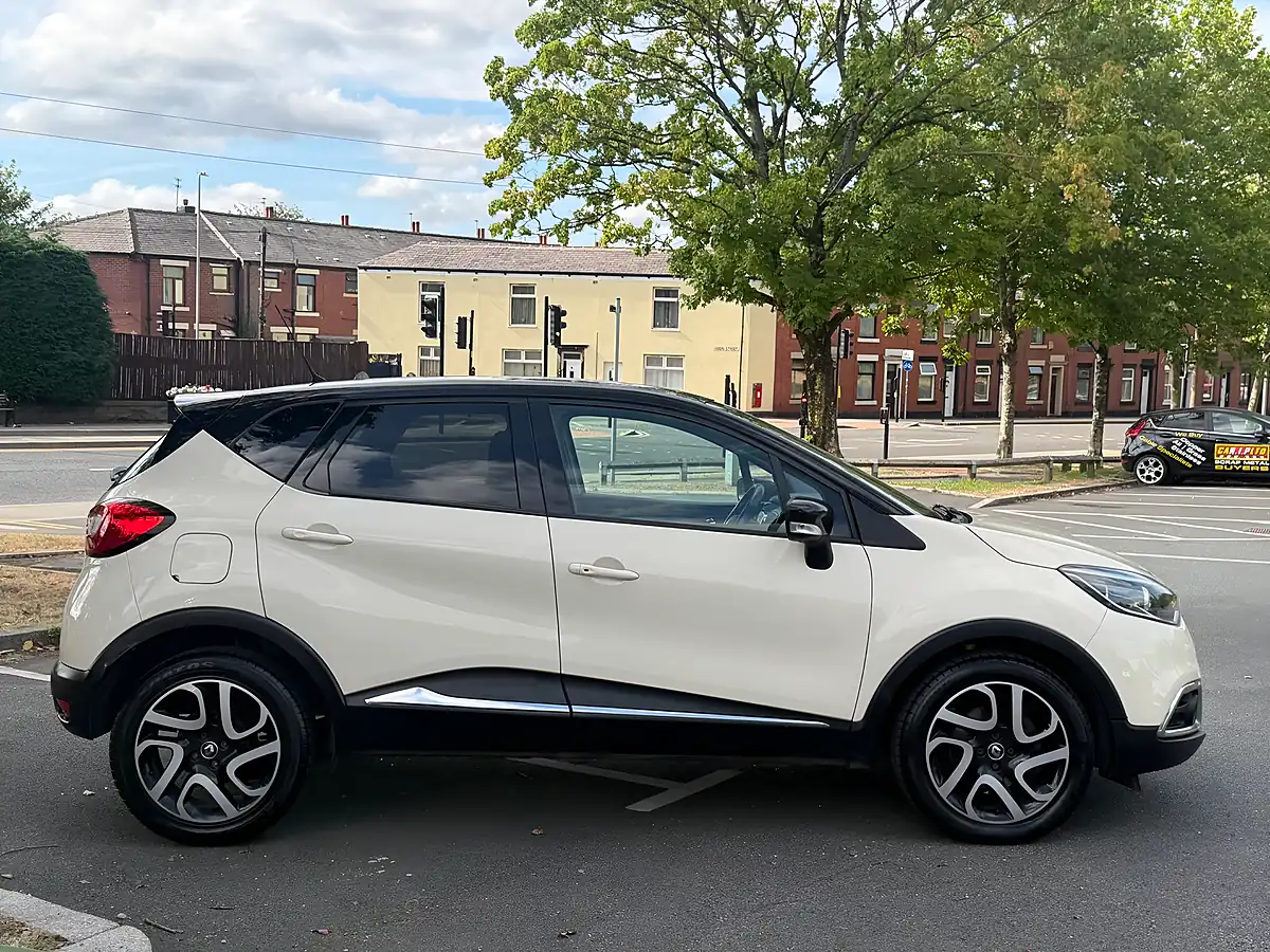 Used 2017 Renault Captur Dynamique S Nav Metallic Red - Interior and Exterior details 6