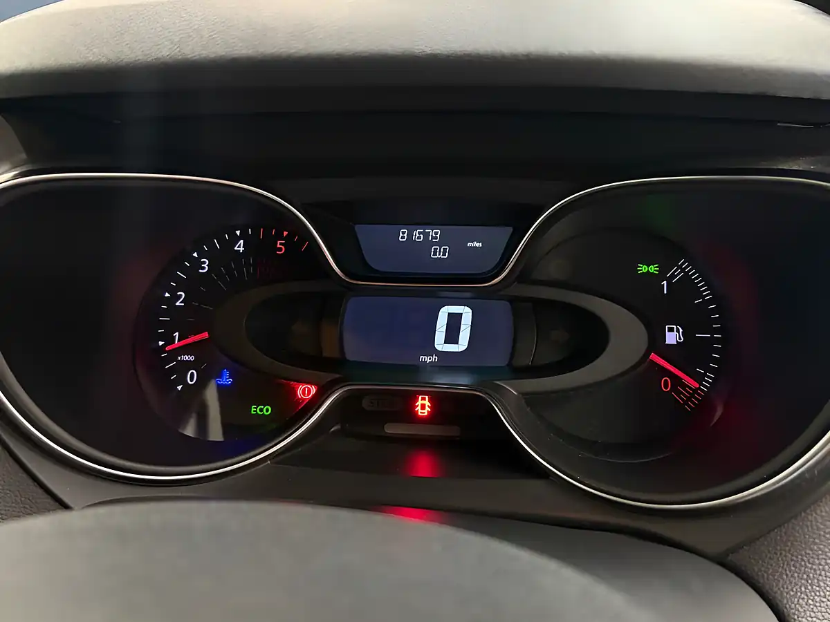 Used 2017 Renault Captur Dynamique S Nav Oyster Grey - Interior and Exterior details 6