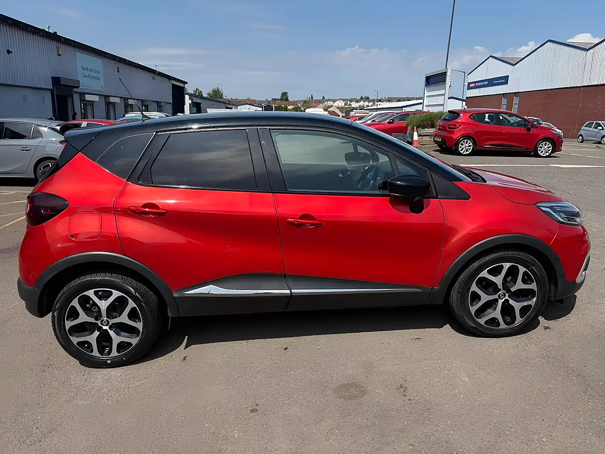 Used 2017 Renault Captur Dynamique S Nav Red - Interior and Exterior details 6