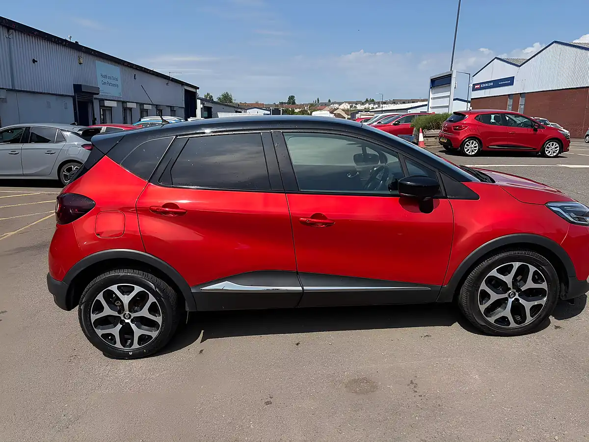 Used 2017 Renault Captur Dynamique S Nav Red - Interior and Exterior details 9