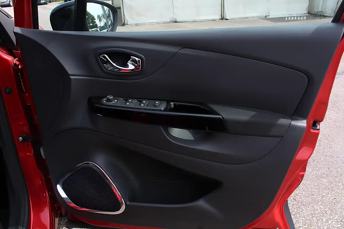 Used 2017 Renault Captur Dynamique S Nav Red - Interior and Exterior details 16