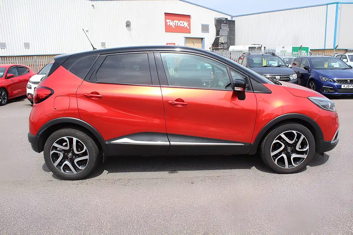 Used 2017 Renault Captur Dynamique S Nav Red - Interior and Exterior details 4