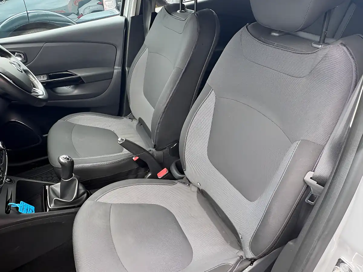 Used 2017 Renault Captur Dynamique S Nav Silver - Interior and Exterior details 10
