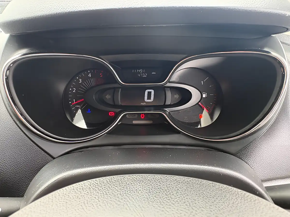 Used 2017 Renault Captur Dynamique S Nav Silver - Interior and Exterior details 14