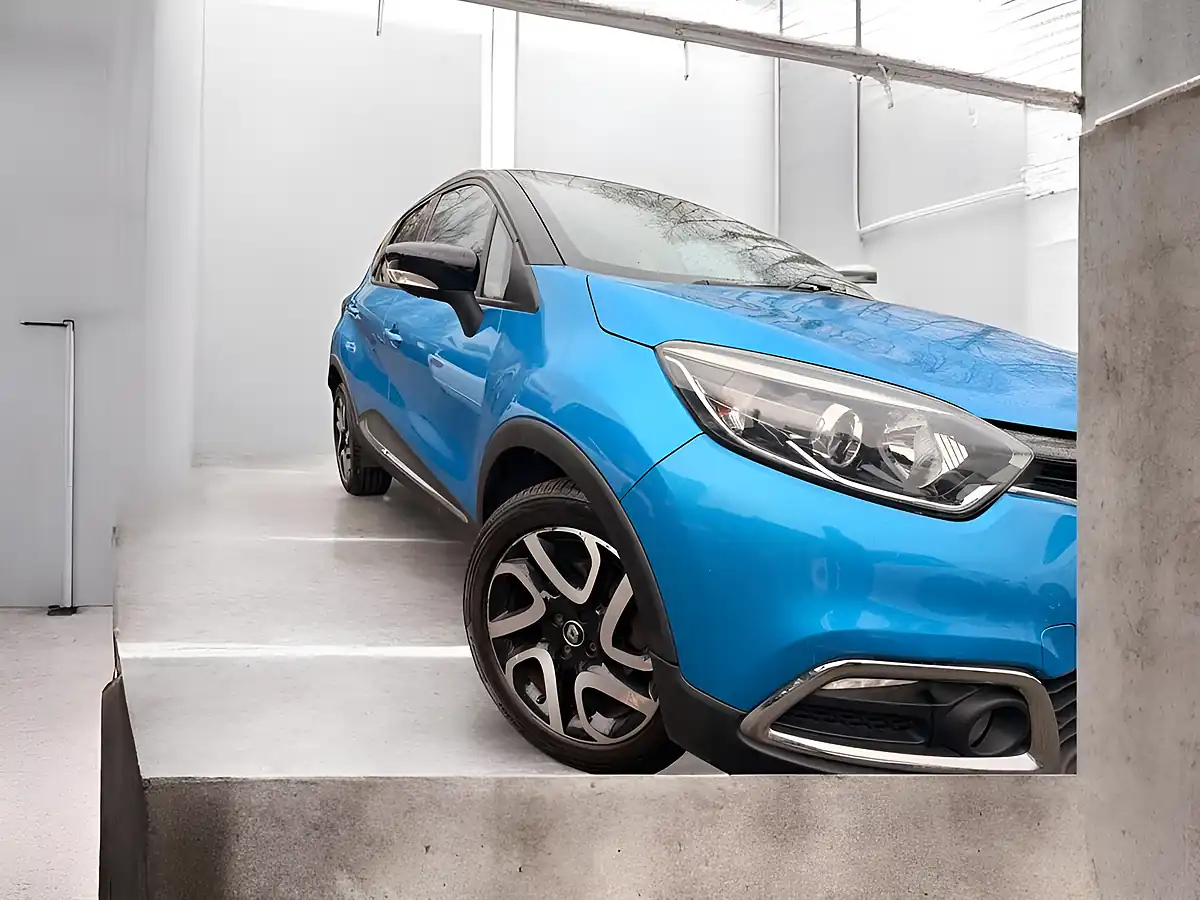 Used 2017 Renault Captur Dynamique S Nav Tahoe Blue - Interior and Exterior details 5