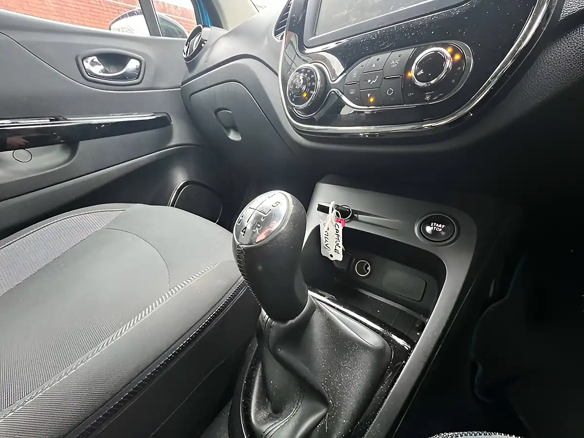 Used 2017 Renault Captur Dynamique S Nav Tahoe Blue - Interior and Exterior details 13
