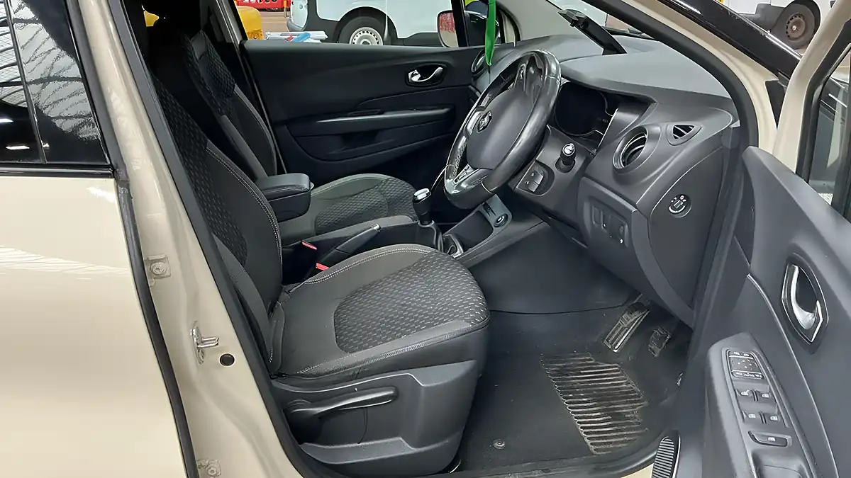 Used 2017 Renault Captur Dynamique S Nav White - Interior and Exterior details 10