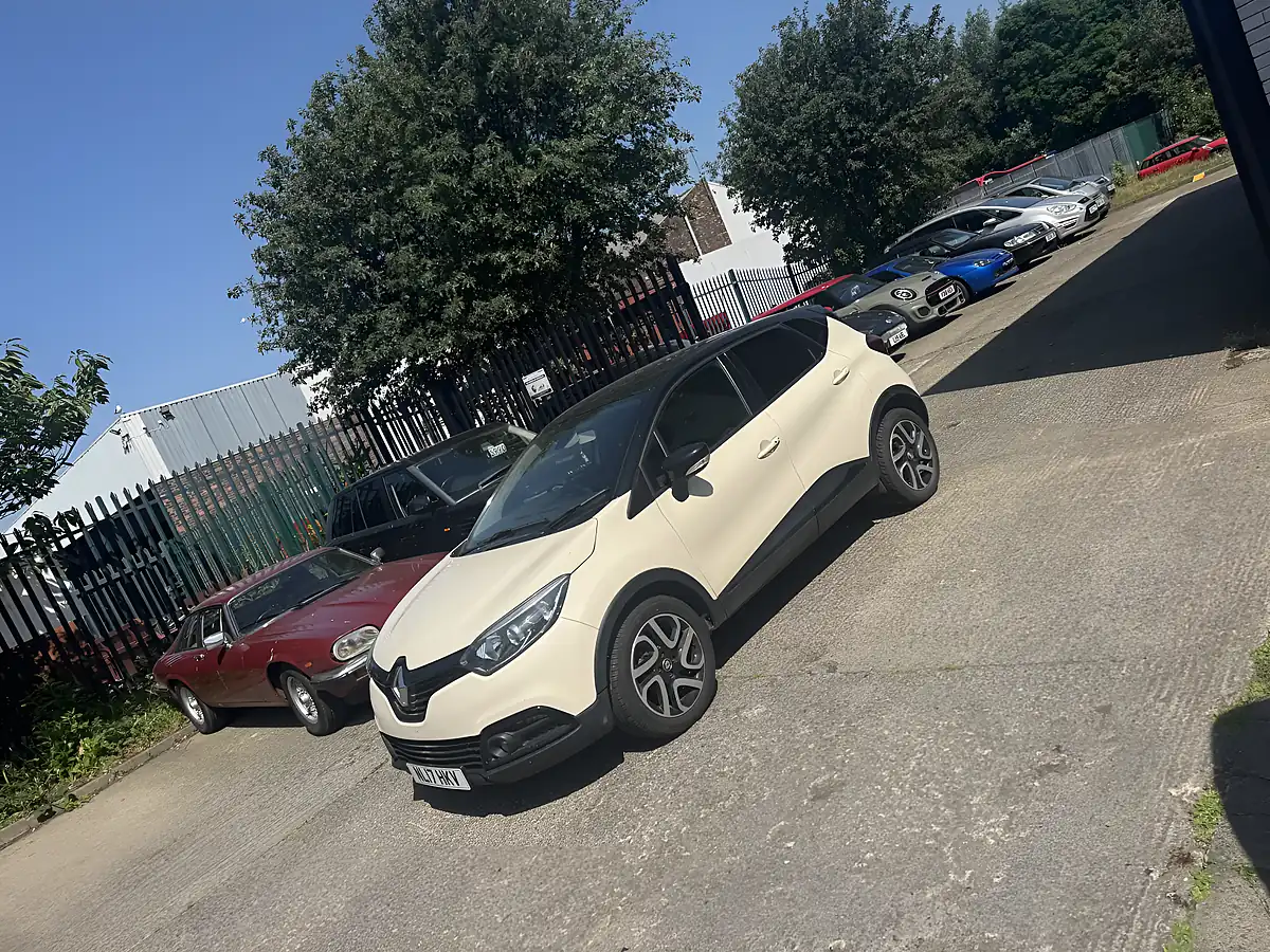 Used 2017 Renault Captur Dynamique S Nav White - Interior and Exterior details 3