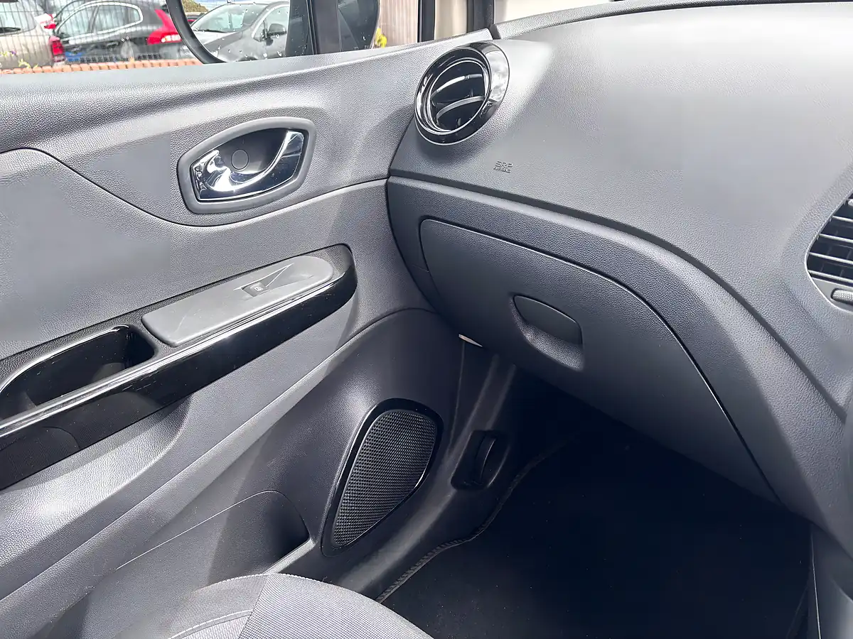 Used 2017 Renault Captur Dynamique S Nav White - Interior and Exterior details 14