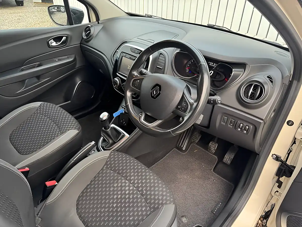 Used 2017 Renault Captur Dynamique S Nav White - Interior and Exterior details 13