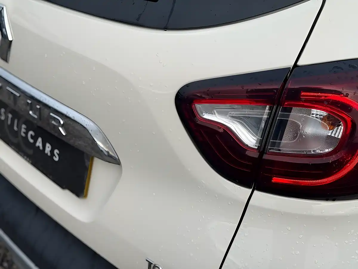 Used 2017 Renault Captur Dynamique S Nav White - Interior and Exterior details 8