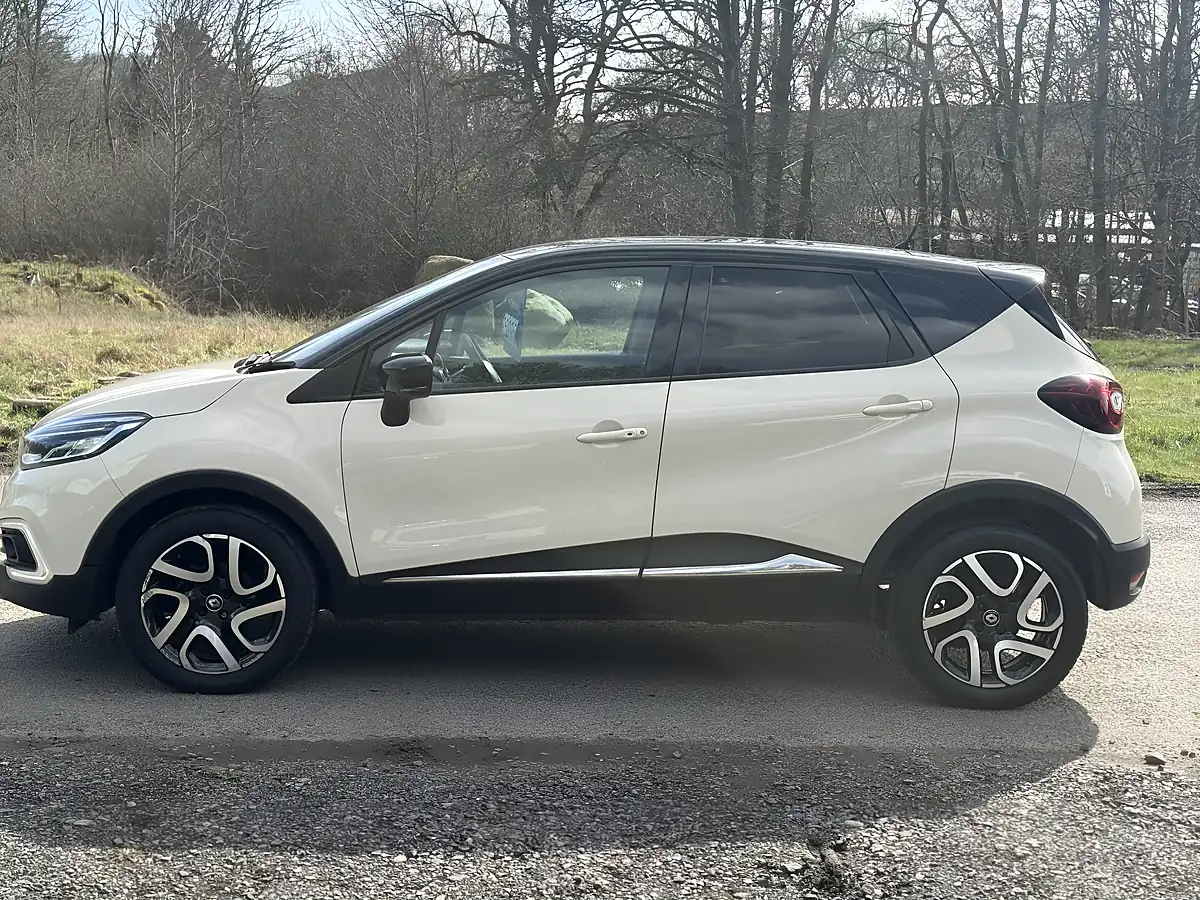 Used 2017 Renault Captur Dynamique S Nav White - Interior and Exterior details 9