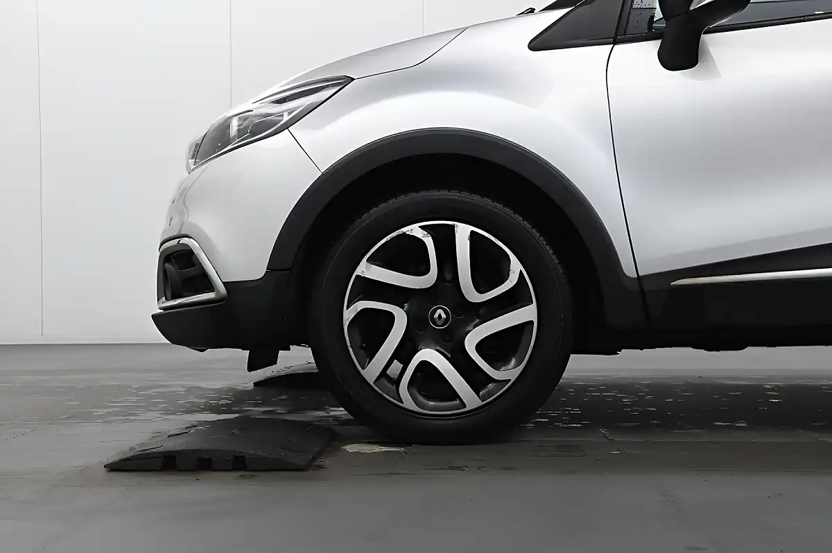 Used 2017 Renault Captur Energy Dynamique S Nav Silver - Interior and Exterior details 6