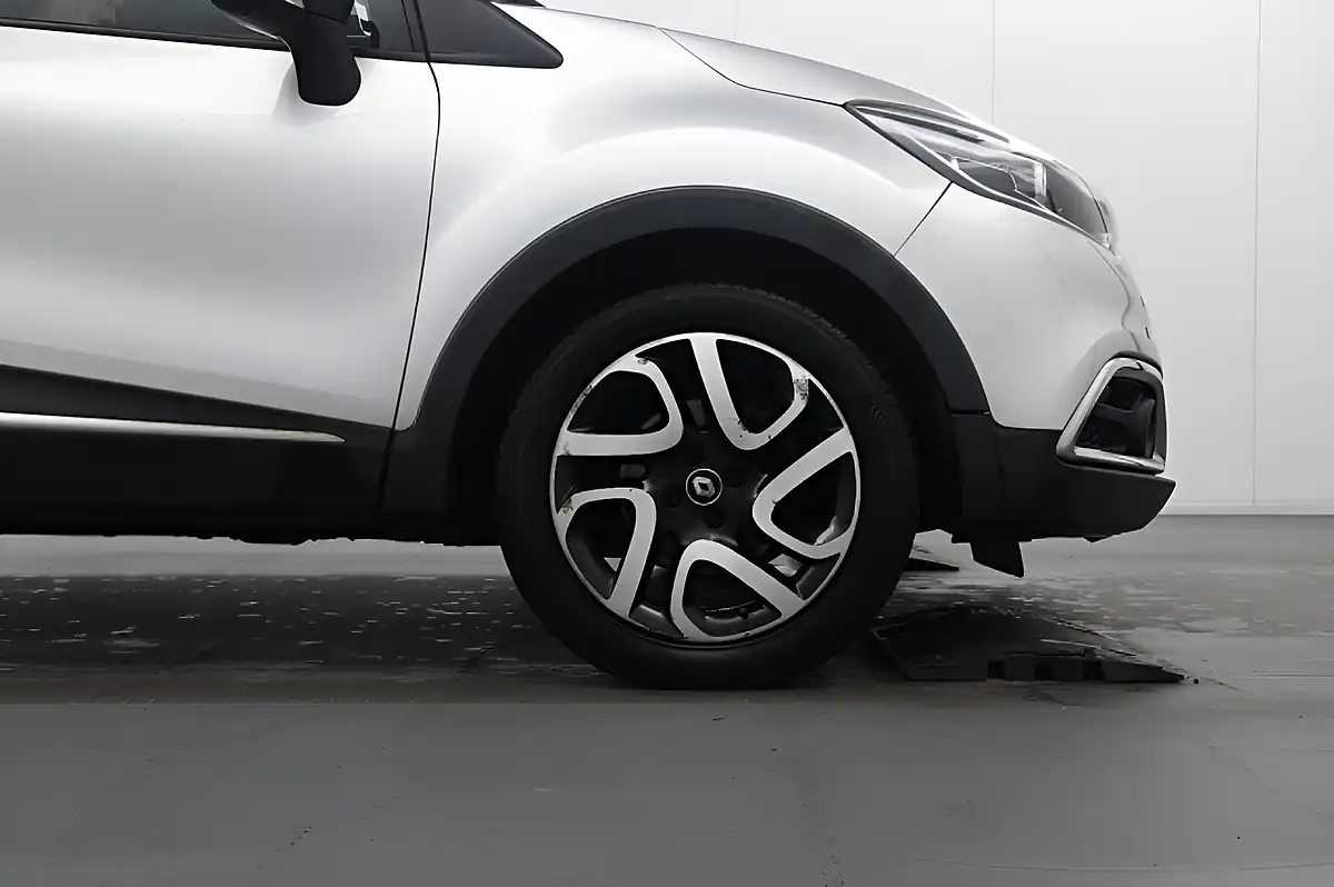 Used 2017 Renault Captur Energy Dynamique S Nav Silver - Interior and Exterior details 9