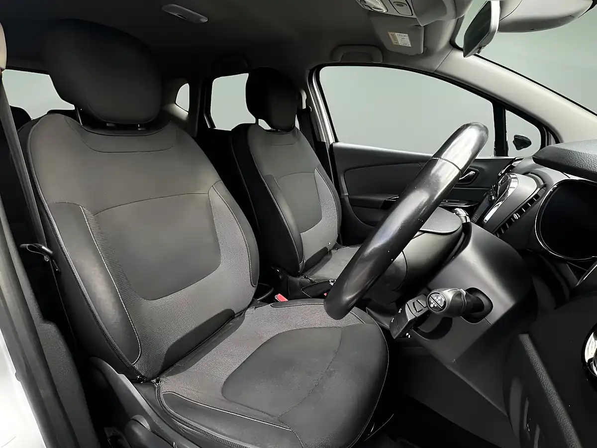 Used 2017 Renault Captur Energy Dynamique S Nav Silver - Interior and Exterior details 14