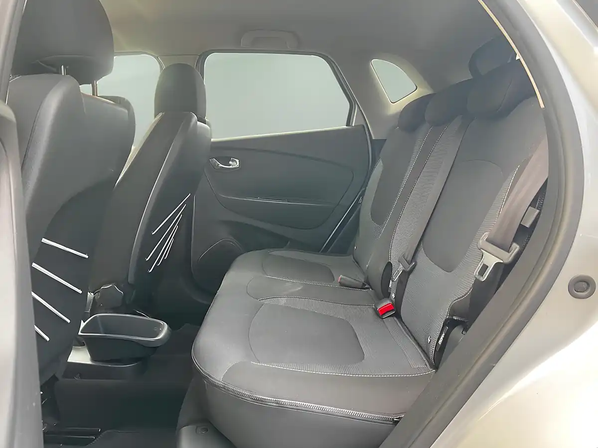 Used 2017 Renault Captur Energy Dynamique S Nav Silver - Interior and Exterior details 15