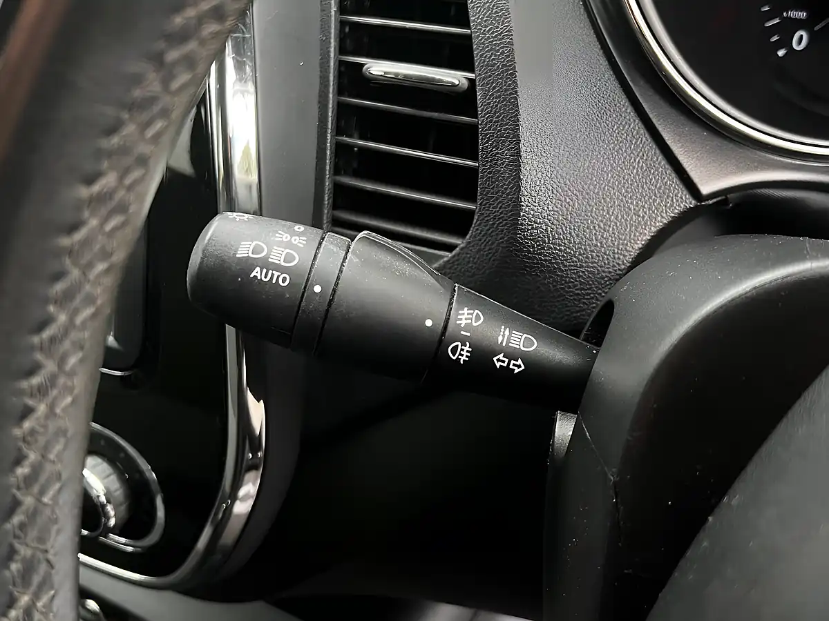 Used 2017 Renault Captur Energy Dynamique S Nav Silver - Interior and Exterior details 16